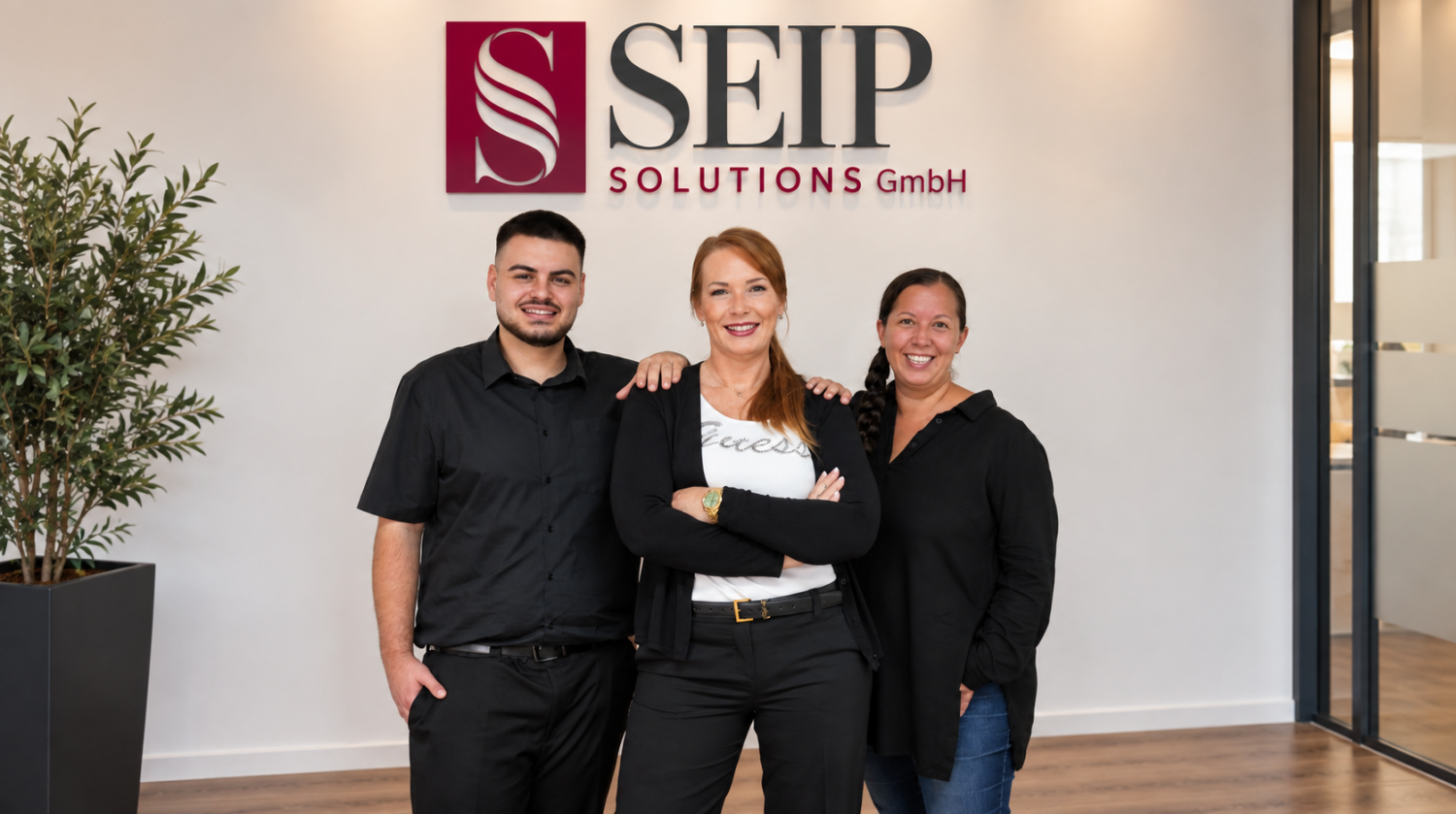 Teamfoto vor SEIP Solutions Logo